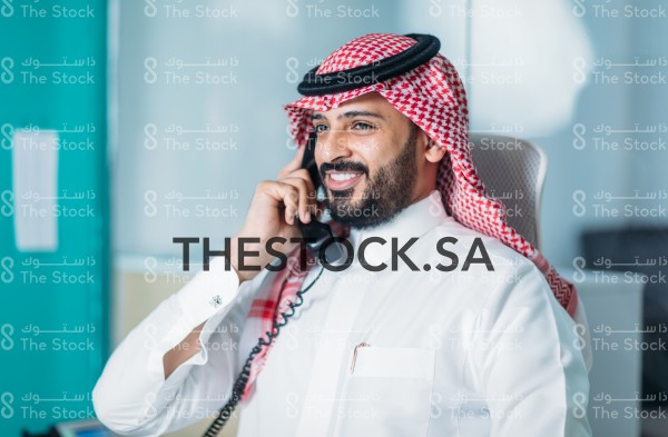 موظف سعودي يتحدث عبر الهاتف في مكتب