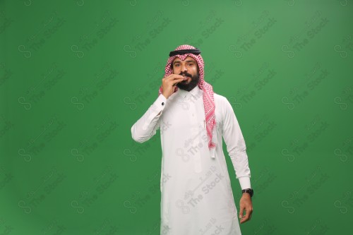 بورتريه رجل سعودي يرتدي الزي السعودي التقليدي يشير بإحدى يديه برمزية