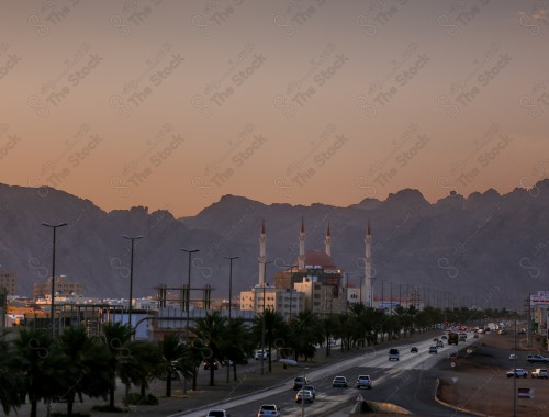 لقطة لجامع الراجحي في مدينة حائل والذي صمم على الطراز العثماني وتظهر السماء صافية نهارًا.