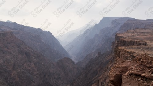 لقطة جوية درون لسلسلة من الجبال في تبوك، سماء صافية.