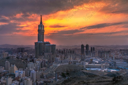 صورة من الاعلى للمنطقة المحيطة بالحرم المكي ويظهر فيها المسجد الحرام أثناء الغروب.