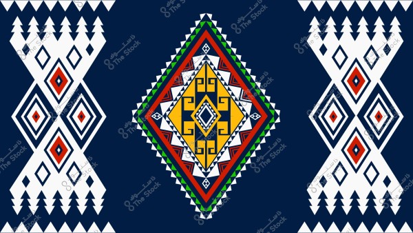 تصميم فني يظهر نمطًا هندسيًا بألوان زاهية. في الوسط, يظهر شكل ماسي معقد يتكون من خطوط مثلثة باللون الأخضر والأزرق والأصفر والأحمر. على الجانبين, تتواجد أنماط مشابهة تتكون من أشكال ماسية بالأبيض والأحمر على خلفية زرقاء داكنة. الأنماط توحي بالطراز التقليدي السعودي.