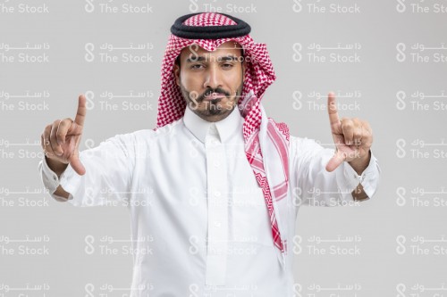 شاب سعودي يشير ويحدد كلمات