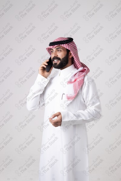 بورتريه رجل سعودي يحمل هاتف ويقوم بمكالمة هاتفية بتعابير مختلفة