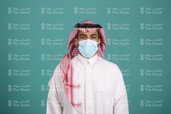 بورتريه رجل سعودية يرتدي الثوب، صورة لشاب يرتدي الكمامة، تطبيق الاجراءات الاحترازية، فايروس كورونا