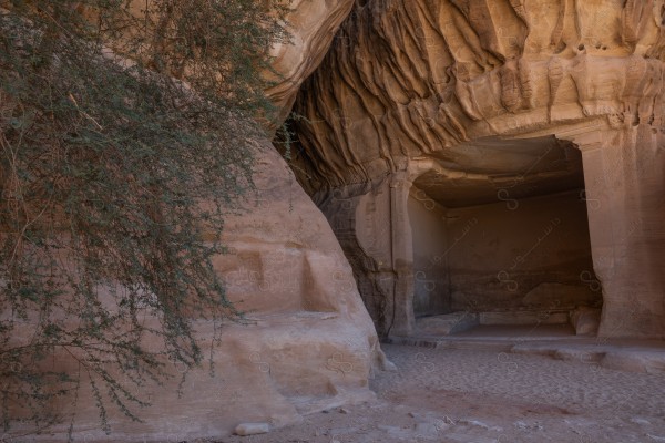 لقطه لحجرة في مدائن صالح التاريخيه في محافظه العلا بالسعوديه، معلم اثري قديم، مدينة الحجر، سلسلة من الجبال الصخرية