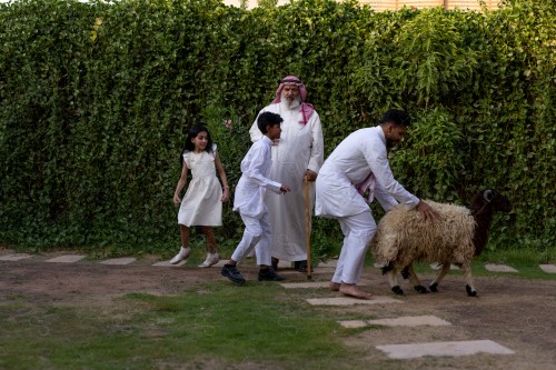 عائلة سعودية مجتمعين في العيد ،خروف العيد  ، الأضحية ، زيارات العيد وتجمع الاسرة، عادات العيد في المجتمع السعودي، أجواء عائلية سعيدة، أعياد ومناسبات.