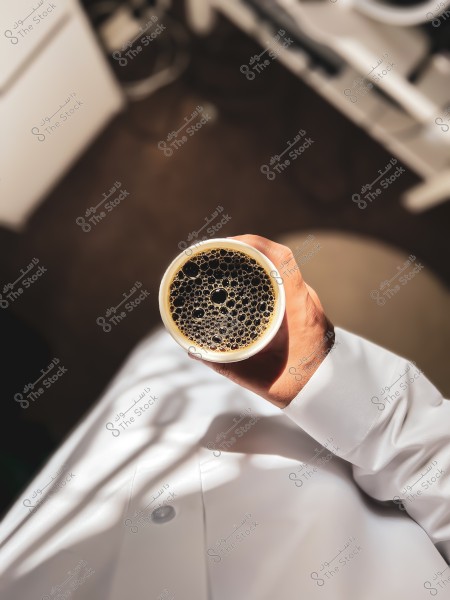 كوب قهوة سوداء في بداية الصباح