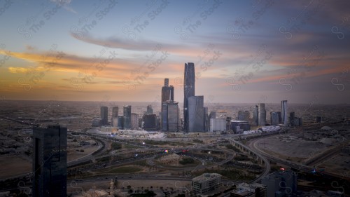 لقطة جوية وقت الغروب لمدينة الرياض وأبراج المركز المالي، المملكة العربية السعودية.