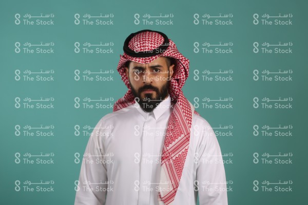 بورتريه شاب سعودي يرتدي الزي السعودي التقليدي ويظهر ملامح الغضب والعصبية