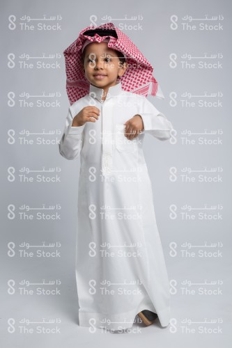 طفل بالزي السعودي