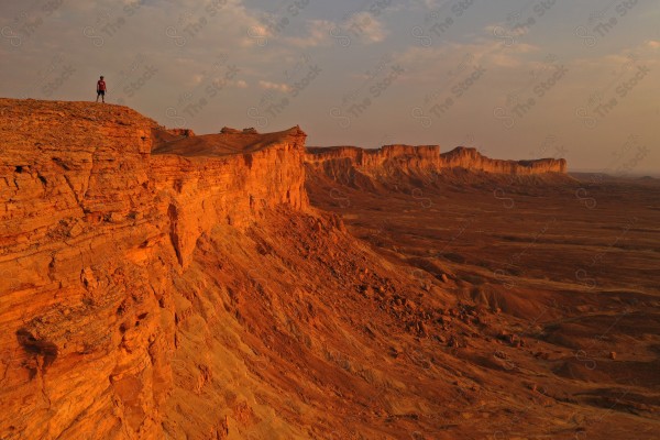 لقطة لسلسلة جبال طويق في منطقة الرياض وتظهر السماء صافية ، سلسلة من الجبال الصخرية ، حافة العالم .