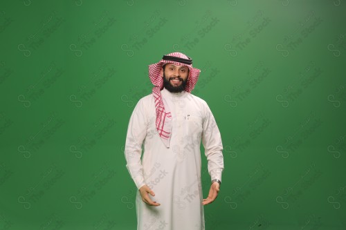 بورتريه رجل سعودي يرتدي الزي الرسمي التقليدي على خلفية خضراء يقوم بعمل اشارات بيديه وهو مبتسم ، حزين، غاضب، صور تذكارية ، توثيق لحظة سعيدة