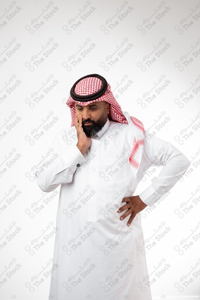 بورتريه شاب سعودي يرتدي الزي السعودي ويقوم بتعابير مختلفة، خلفية بيضاء