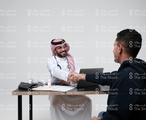 طبيب سعودي يفحص ويراجع حالة طبية