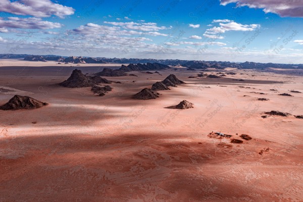 لقطه علوية لتضاريس التاريخيه في محافظه العلا بالسعوديه وقت النهار، معلم اثري قديم، مدينة الحجر، سلسلة من الجبال الصخرية .