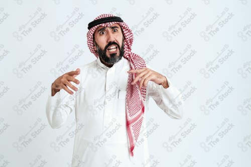 بورتريه رجل سعودي كبير بالسن يرتدي الزي الرسمي التقليدي على خلفية بيضاء يقوم بعمل اشارات بيديه وهو مبتسم ، حزين، غاضب، صور تذكارية ، توثيق لحظة سعيدة.