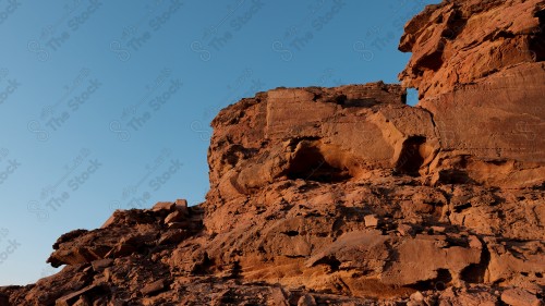 لقطة لجبل موقع الجمل الاثري بمنطقة الجوف في صحاري شمال السعودية، سلسلة من الجبال الصخرية.