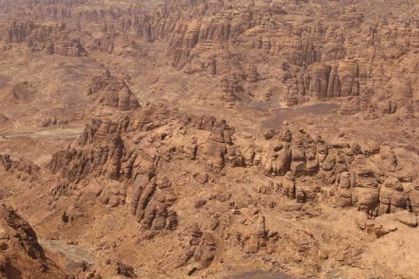 مدائن صالح من أعلى محافظة العلا بالمملكة العربية السعودية ، أماكن سياحية بالسعودية ، معالم تاريخية وأثرية قديمة في بلدة العلا القديمة ، المناطق الصحراوية في محافظة العلا ، المرتفعات الجبلية والتكوينات الصخرية الطبيعية بالعلا