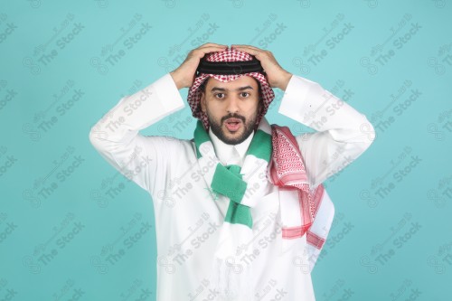 شاب سعودي يرتدي الزي السعودي يقوم بتعابير وجه و يدين تدل على الحزن ، كأس العالم ، المنتخب السعودي.