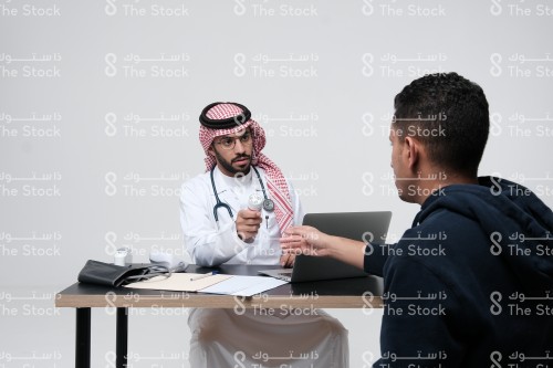 طبيب سعودي يفحص ويراجع حالة طبية