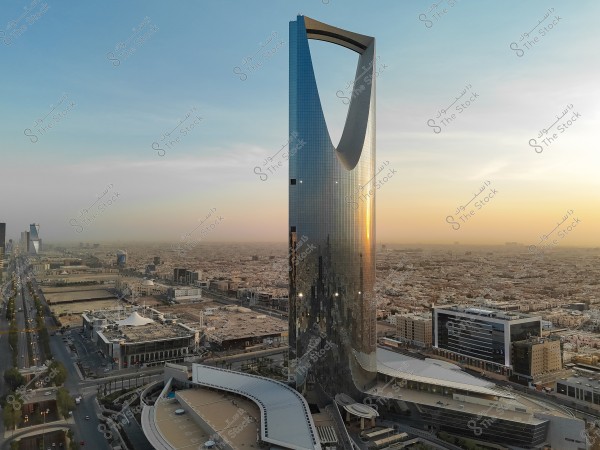 منظر جوي لبرج المملكة في الرياض خلال غروب الشمس.