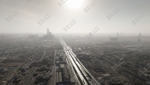 منظر جوي للمدينة عند الغروب مع ظهور أشعة الشمس في السماء والمباني الشاهقة على طول الطريق الرئيسي.