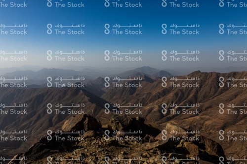 السماء الزرقاء و على قمة جبال عسير الخضراء ، المملكة العربية السعودية