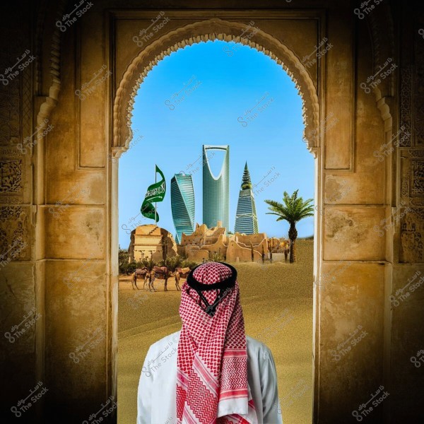 رجل يرتدي ثوبًا أبيض وغترة تقليدية حمراء يقف في مدخل تقليدي مزخرف, ينظر نحو أفق مدينة الرياض. تظهر معالم معمارية حديثة مثل برج المملكة وبرج الفيصلية, مع بعض النخيل, وصحراء واسعة, وجمال. ترفرف علم المملكة العربية السعودية في الخلفية.