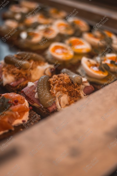 شطائر مفتوحة مزينة باللحم المدخن والخضار والبيض المسلوق.