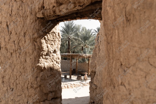 تمثل الصور مشاهد متنوعة من واحة العلا ومسار دادان، حيث تتناغم الطبيعة الساحرة مع العمارة التقليدية. تُظهر الجلسات الخارجية الهادئة المحاطة بأشجار النخيل والجبال الرملية خلفية مثالية للاستمتاع بالطبيعة. كما تُبرز الممرات الطينية والبيوت القديمة جمال التراث العمراني والتفاصيل الدقيقة للبناء الطيني التقليدي الذي يعكس تاريخ العلا العريق.