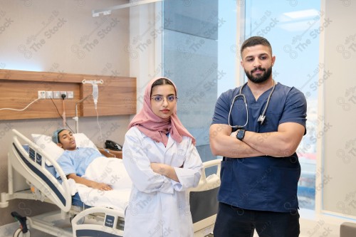 طبيبة ومسعف سعوديين يرتدون الزي الطبي الرسمي ، تقديم الخدمات الصحية، الطب والرعاية الصحية