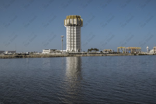 A snapshot showing the buildings and landmarks of the city of Jeddah, Saudi Arabia, in front of which is the Corniche, and the sky appears clear، Red Sea