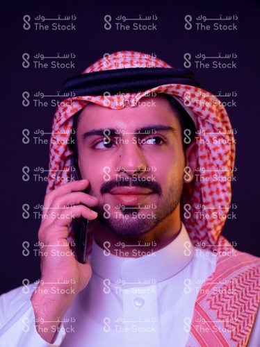 رجل سعودي يقوم بإجراء مكالمة على الهاتف المتنقل