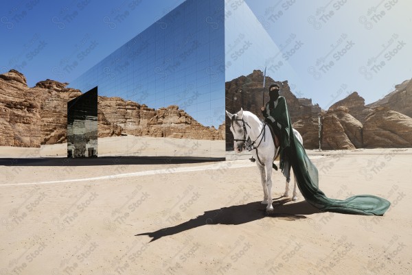 لقطة لفتاة سعودية تمتطي الخيل بمسرح مرايا العلا بالسعودية وتظهر السماء شبة صافية ، الخيل العربي الأصيل ، هواية ركوب الخيل