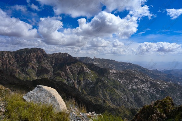 لقطة لجبل دقة في الشفا  بالطائف ، وتظهر السماء ملبدة بالغيوم وقت النهار، مرتفعات الجبال الخضراء ، جبال الطائف  ، سلسلة جبلية .