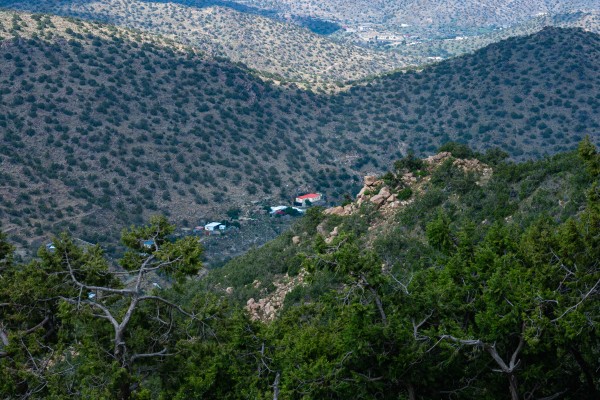 A snapshot of a village on a mountain slope located on Mount Daqqa in Al-Shifa in Taif Governorate, showing the sky overcast and clouds, Taif Mountains, nature in Saudi Arabia