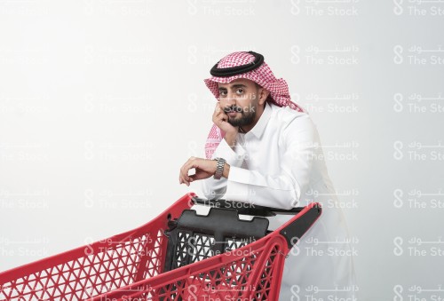 رجل سعودي يبدو متعبًا من التسوق