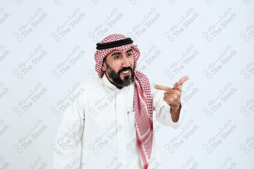 بورتريه رجل سعودي كبير بالسن يرتدي الزي الرسمي التقليدي على خلفية بيضاء يقوم بعمل اشارات بيديه وهو مبتسم ، حزين، غاضب، صور تذكارية ، توثيق لحظة سعيدة.