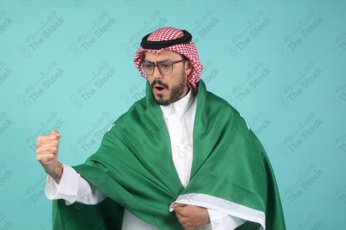 شاب سعودي يرتدي الزي السعودي يقوم بتعابير وجه و يدين تدل على السعادة والحماس ، كأس العالم، المنتخب السعودي