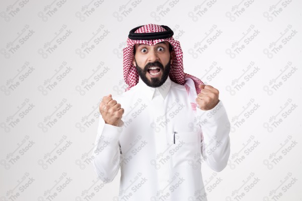 بورتريه رجل سعودي يقف على خلفية بيضاء ويعبر عن غضبة