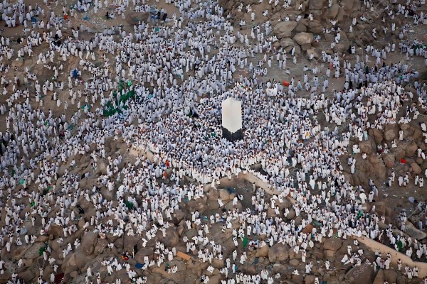 صورة جوية لحشد من الحجاج على جبل عرفات يرتدون ملابس الإحرام البيضاء.