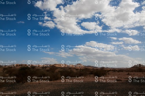 السماء الزرقاء و الغيوم المتقطعة على قمة جبال عسير، المملكة العربية السعودية