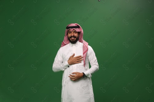 بورتريه رجل سعودي مبتسم يرتدي الزي السعودي التقليدي يُظهِر الامتنان