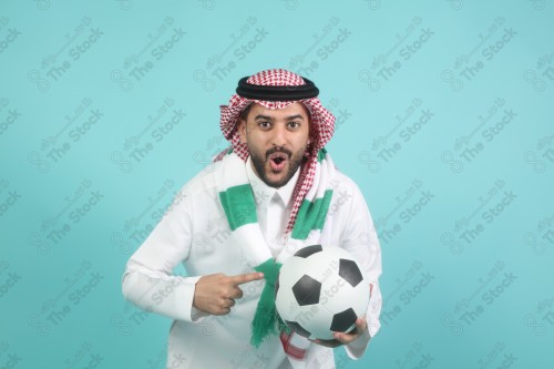 شاب سعودي يرتدي الزي السعودي، ممسك بيده كره القدم ، كأس العالم