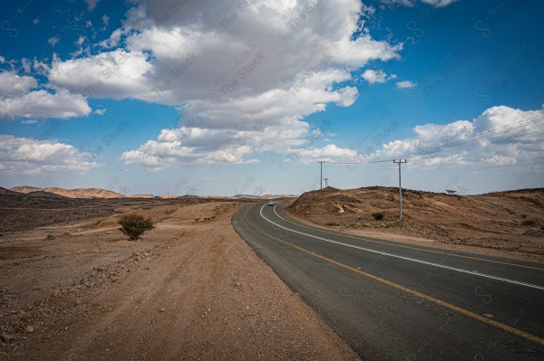 لقطة لاحد الطرق السريعة تحت السماء الصافية، جبال، سلسلة من الجبال الصخرية.