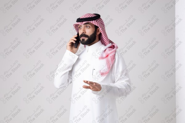 بورتريه رجل سعودي يحمل هاتف ويقوم بمكالمة هاتفية بتعابير مختلفة