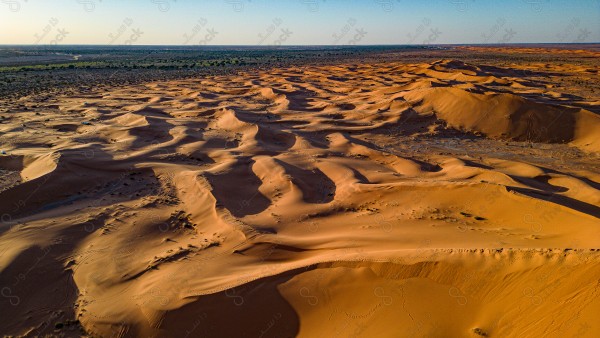 لقطة جمالية للكثبان الرملية في روضة خريم بمدينة الرياض ، الرمال الذهبية في صحراء السعودية ، مناطق صحراوية .