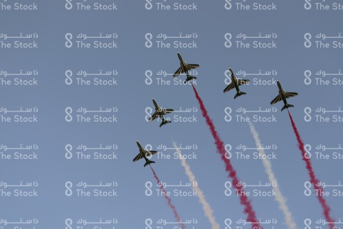 مجموعة من الطائرات تحلق في السماء احتفالًا باليوم الوطني السعودي