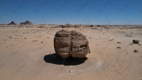 سلسلة من الجبال, وشق صخري وسط جبل في الصحراء العلا